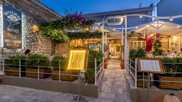 Το S.Pellegrino και το Acqua Panna χαρίζουν τη δροσιά τους στο «Basilikos»